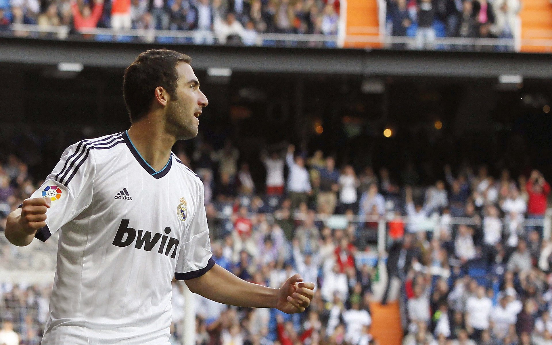 赛道与球场，当F1揭幕战之夜遇见伊布的生涯之夜