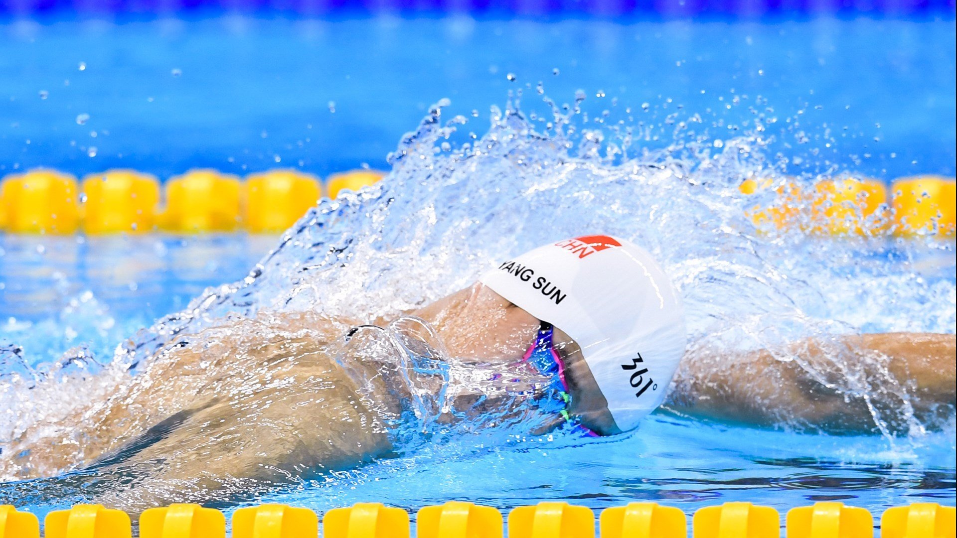 红牛车队险胜红牛二队，佩雷兹带队取胜，揭示F1兄弟之争的微妙平衡